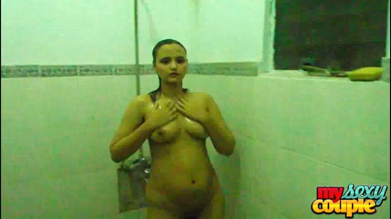 Desi Couple Sunny & Sonia: Desi moglie calda in doccia filmata dal marito - sunny e...
