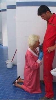 La Vecchia Lo Prende Nel Culo in Bagno