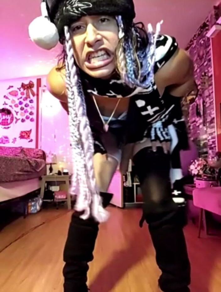 TSJade95: ゴシックな少女が支配する哀れなビッチボーイ