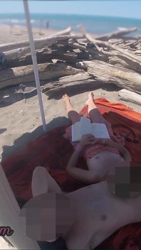 Risky Handjob on the Canary Beach Caught Reading a Book - Misscreamy