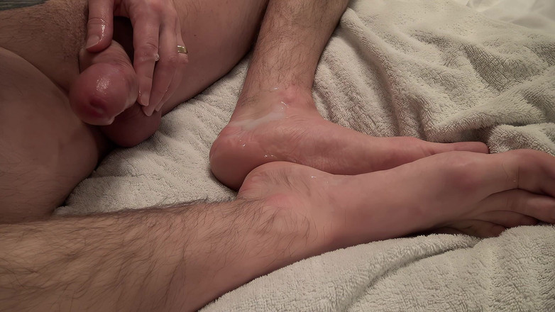 NakedFoxx: 直男射遍他光滑的脚，特写