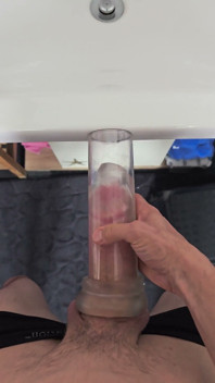 Vista completa acariciando meu pau duro em um Stroker fleshlight claro!