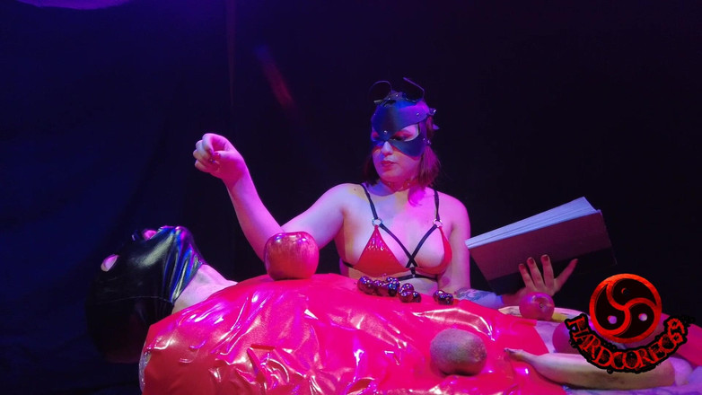 HardcoreC69: Femdom makan di atas meja manusia. Asmr.