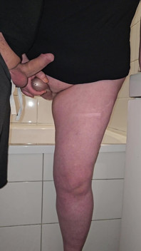Hijastro cachondo me rogó que me corriese en mi baño de coño peludo