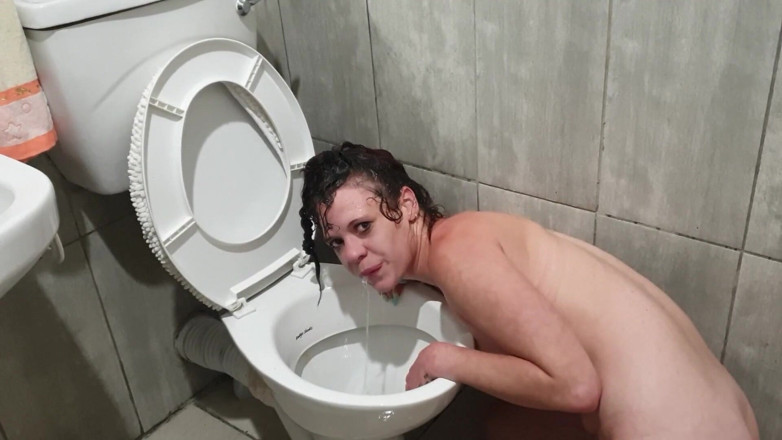 petite-mia: Puta del baño humano se mea en su propia cara...