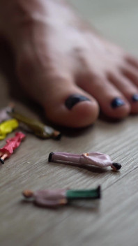 Adik tiri Pada Orang Kecil Dengan Barefeet Saya