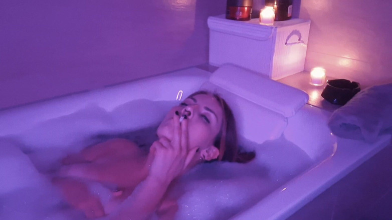 Naughty Natascha: Relaksasi ganda saat merokok di bak mandi