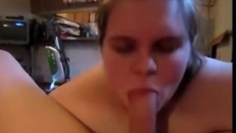 Fat Goddes: Tânără soție sexy casnică suge sculele tare și înghite gura plină de...