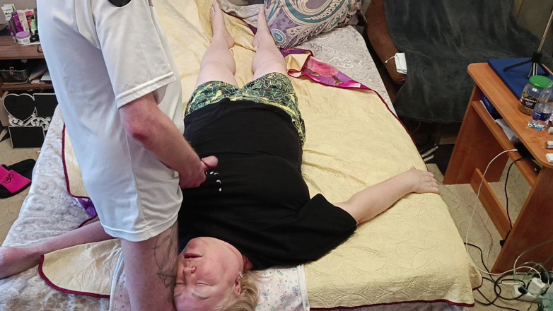 Zona901: 私はチンポを手で動かしながら、継母を口の中で突いて彼女に射精させる