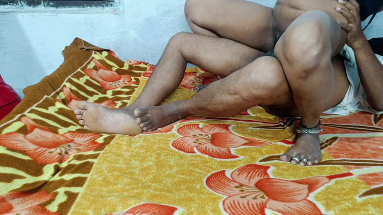 YourAnitha: Indická sexy manželka Domácí lízání prsou Lisování kouření Fuking