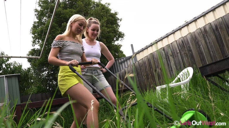 Girls Out West: Awek lesbian blonde panas menikmati jilat pepek dan jilat dubur...