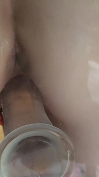 Meisje neukt stok op dildo