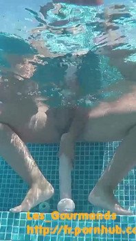 Ficken im Pool in Griechenland, mit Rambone-Dildo und großem Spermashot