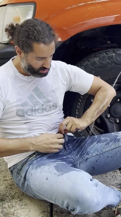 Чоловік мочиться на мене на вулиці