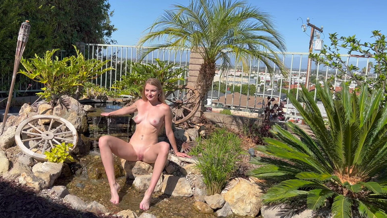 Erotic Art: Larena posa desnuda al sol