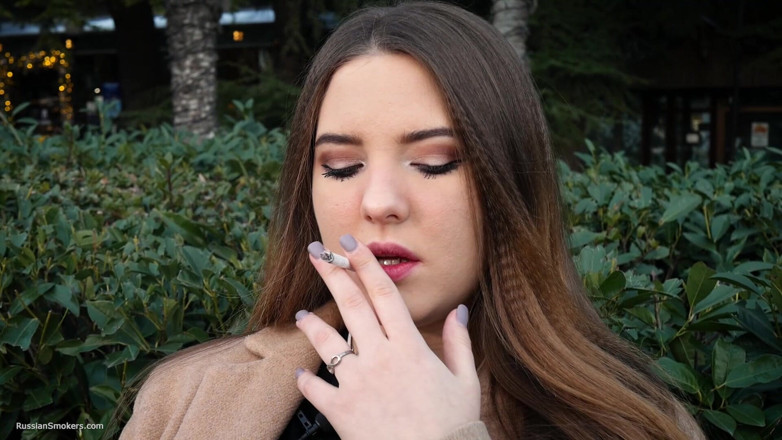 Russian Smokers: Gadis Rusia Lagi Asik Istirahat Makan Siang Sambil Merokok 3 Cigs...
