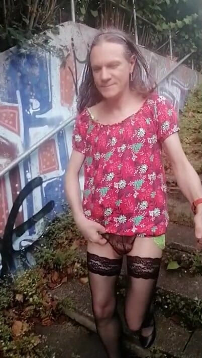 Slut Bella: Draußen strippen und kommen