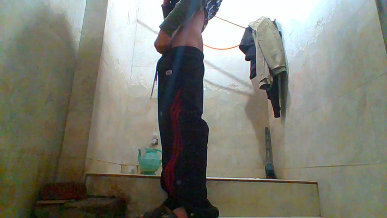 Zaid Valen: Pakistanischer junge im badezimmer