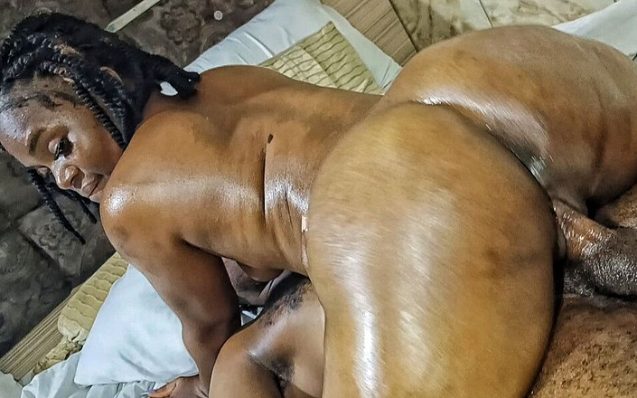 Bangweather: Pantat montok cewek semok kulit hitam ini dientot habis-habisan sama...