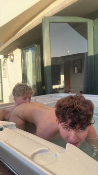 Jóvenes twinks de 18 años follan y hacen un lío