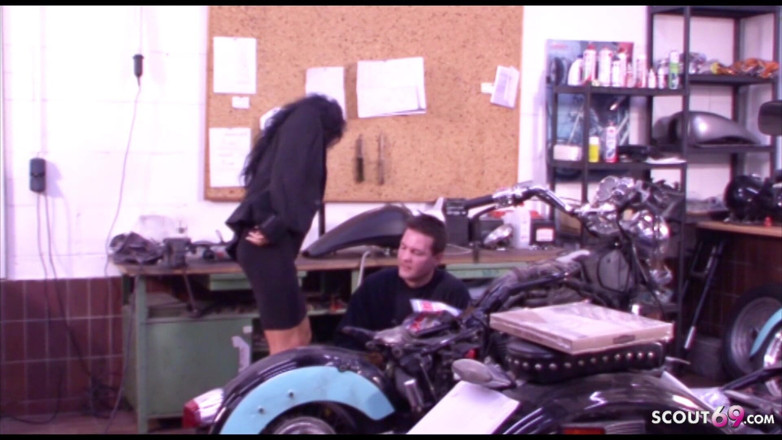 Full porn collection: It's hot in the workshop - The customer is fucked when...