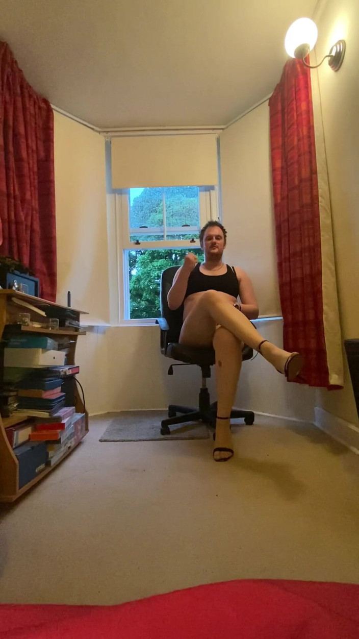 Ava Maxwell: 穿着棕褐色丝袜的撸管指挥