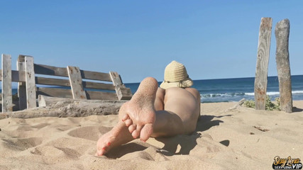 Goddess Lena: Bogel di pantai