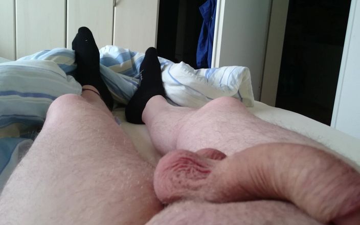 Carmen_Nylonjunge: Masturbando com uma meia preta fedorenta