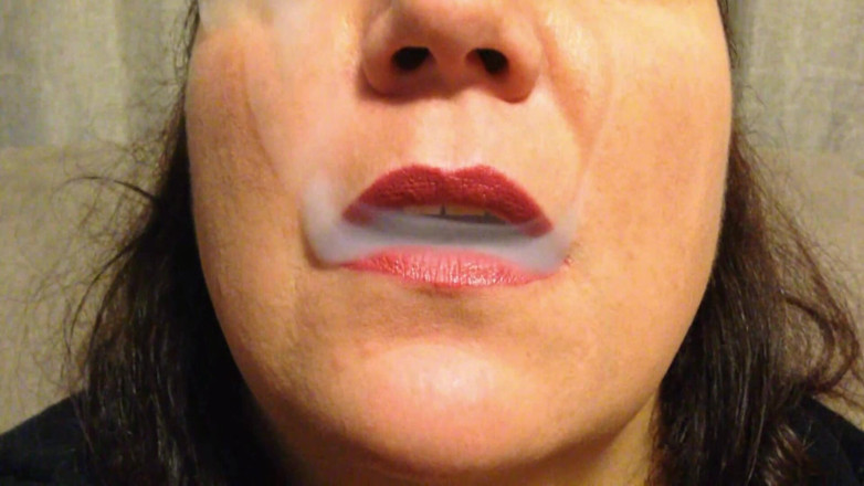 Lily Lipstixxx: Je te surprends dans ma séduction fumeuse !