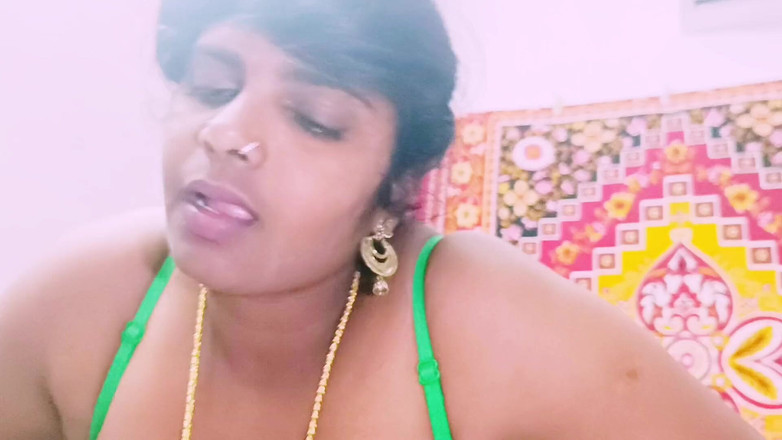 Telugu honey lips: Desi macecha a nevlastní syn dildo kondom šukají