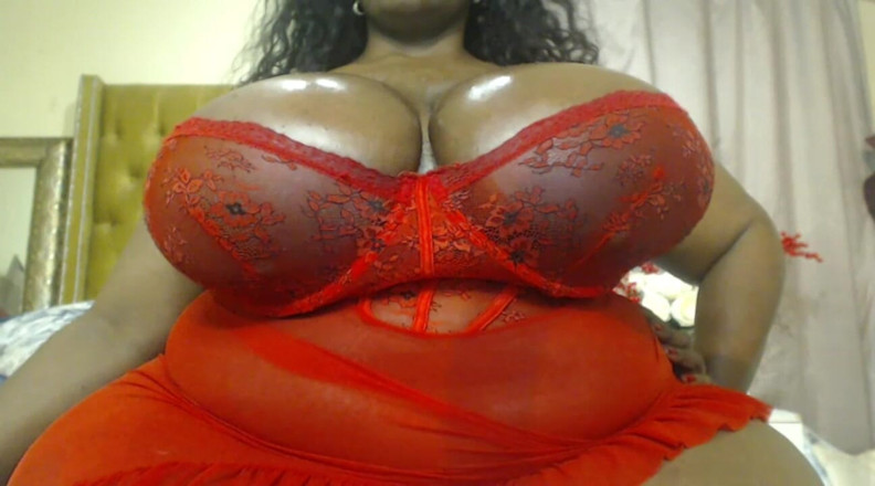 Legendary Booty Overdose: BBW hüpft mit ihren titten