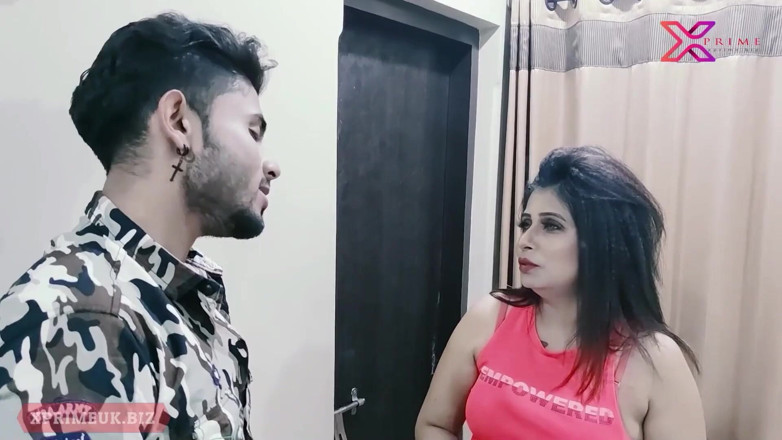 Indian Erotica: Tante seksi india dientot habis-habisan sama orang asing