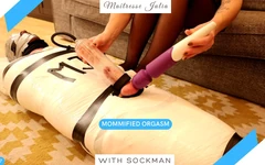 Jogos de frustração em meias e meias e um orgasmo arruinado para Este Escravo Amarrado - Amante Julia Video 97