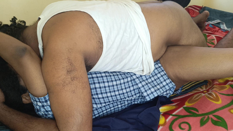 Magilmathi: Universitária compartilhando cama com professor