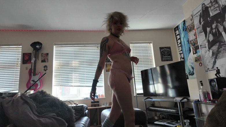 Glitterqueen1999: Yandere o obsedată nebună pe fosta iubită