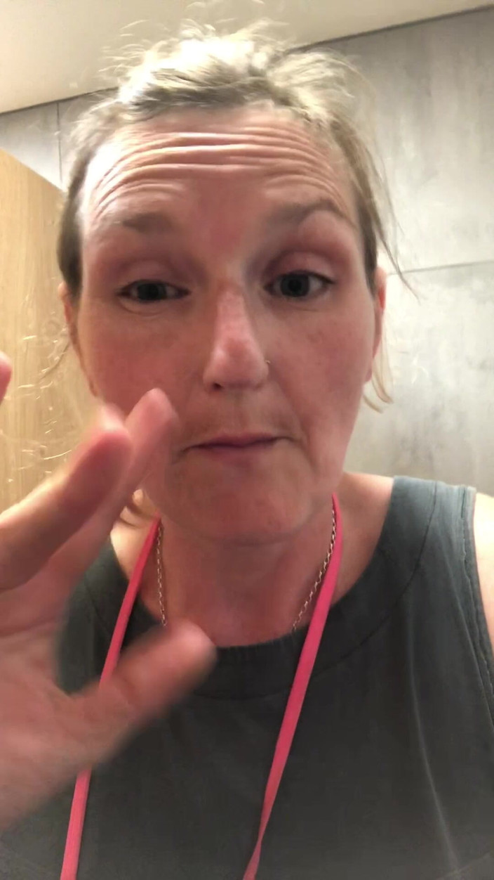 Pissing Paradise: सार्वजनिक शौचालयों में परफेक्ट बालों वाली चूत से जोरदार मूतना