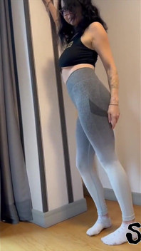 Masturbates in Hot Leggins