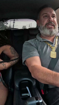 Mc Beka Hit The Streets of São Paulo, menunjuk-nunjukkan bahagian belakangnya yang besar.