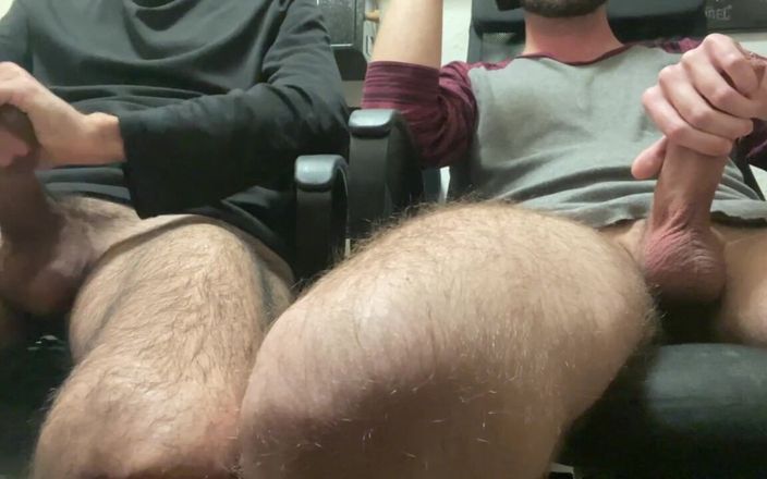 Nenesgaymers: Porno izliyorum ve arkadaşımla mastürbasyon yapıyor