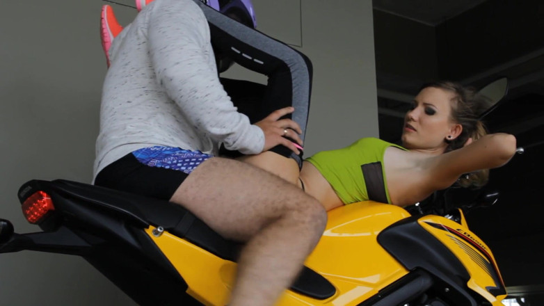 Angel The Dreamgirl: Revving sexo com motocicleta