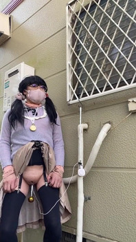 N. 117 Nascondersi all'ombra della casa di un vicino e masturbarsi