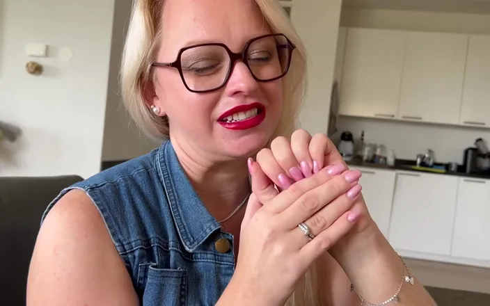 Anna Lynx: Long Nails Tapping Fetish Asmr
