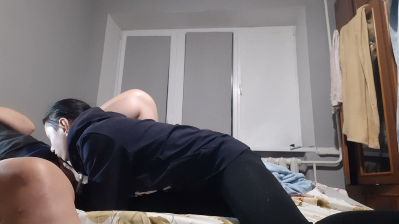 Lesbian-illusion: 我很快射在她嘴里，但她并没有停止舔我的阴户