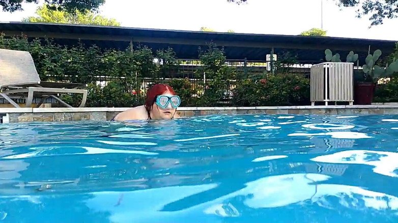 BBW nurse Vicki adventures with friends: 情侣水下潜水和游泳