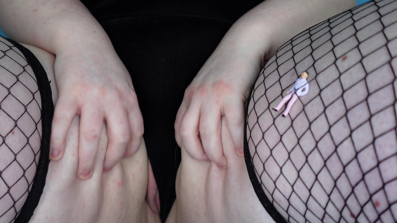 Julie Bliss: Giantess bunny bliss - 大腿挤压和阴户插入