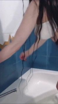Sekretaris muncrat di kamar mandi
