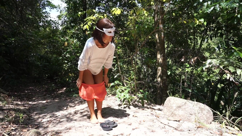 Bruce-and-Morgan: Morgan peeing in nature
