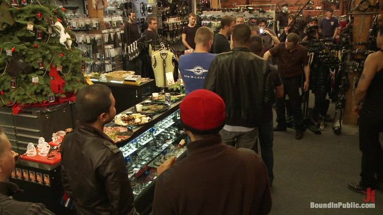 Bound in public: Mr S 가죽 스토어에서 갱뱅 당하는 Jessie Colter