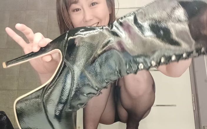Mayumi Kanzaki: Strumpfhosen und Schnürstiefel
