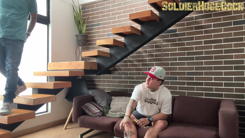 SoldierHugeCock: Zve mě na hru, ale nakonec ošukám jeho přítelkyni